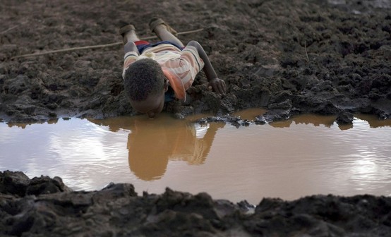 A_picture_of_a_boy_drinking_polluted_water
